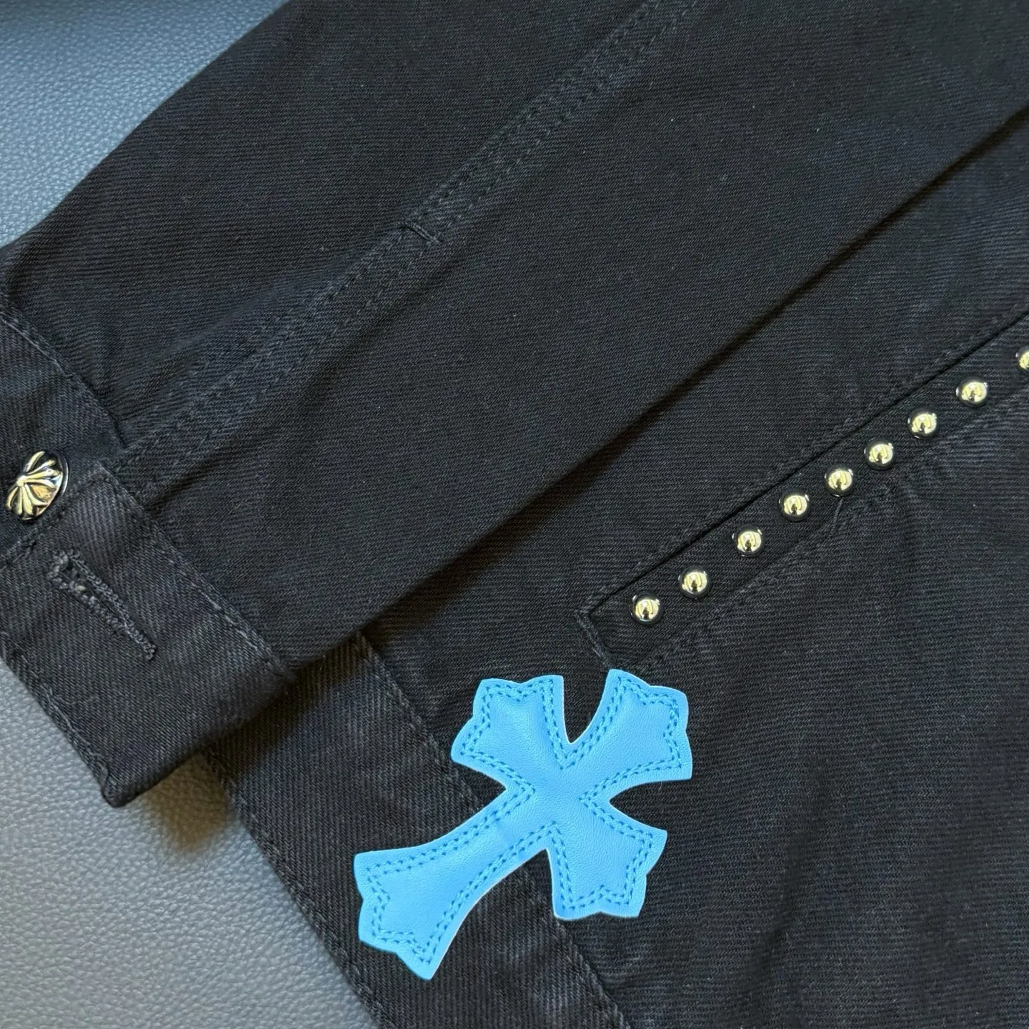 P300 model number: D352 Chrome hearts Crow contrasting leather rivet denim jacket SIZE#S m l xl